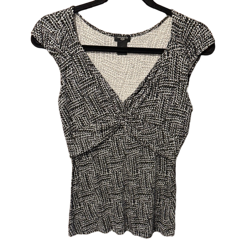 Ann Taylor Black and White Patterned Sleeveless V-Neck Blouse